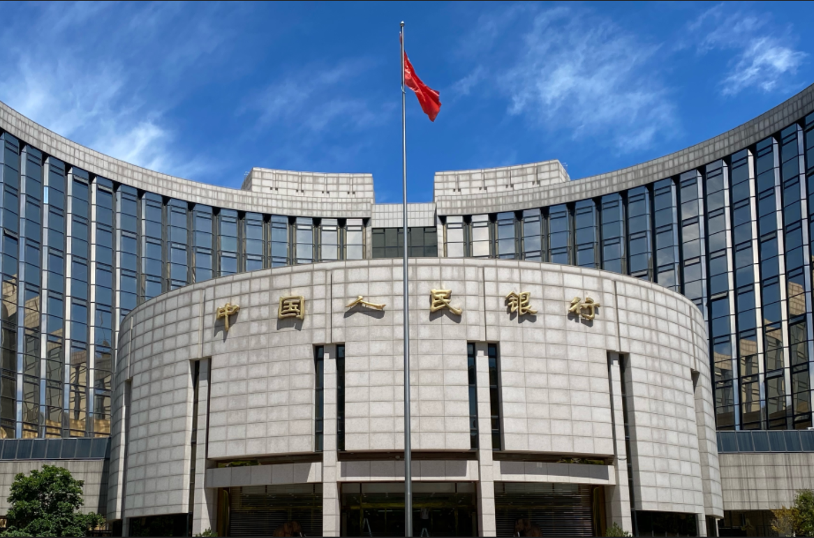 即使經濟下行，大陸央行20日仍然連續第3個月維持利率不變。圖/取自人民日報