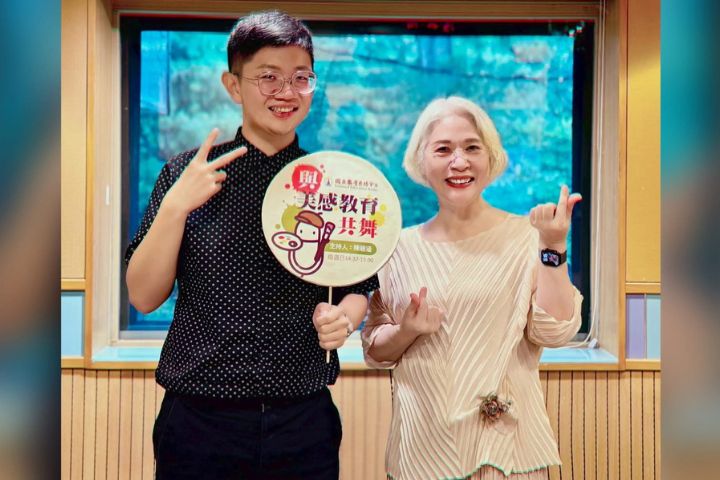 教育電台由陳碧涵博士（右）主持的「與美感教育共舞」節目專訪屏東縣潮州青年潘彥升（左）。圖/取自陳碧涵臉書