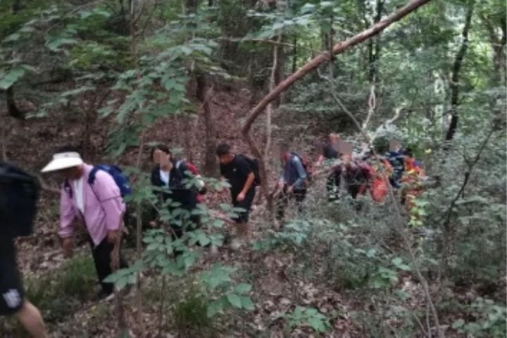 信陽消防員成功將30名被困人員，安全救出山區。圖/取自信陽消防微信公眾號