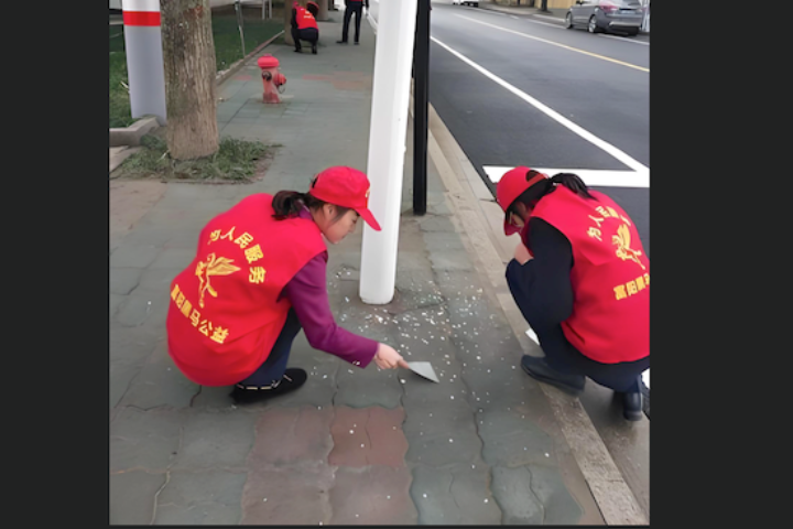 大陸的電商平台出現代刷志工時數的服務，圖為志工清理路面。圖中人物非新聞中的當事人。圖／取自百度