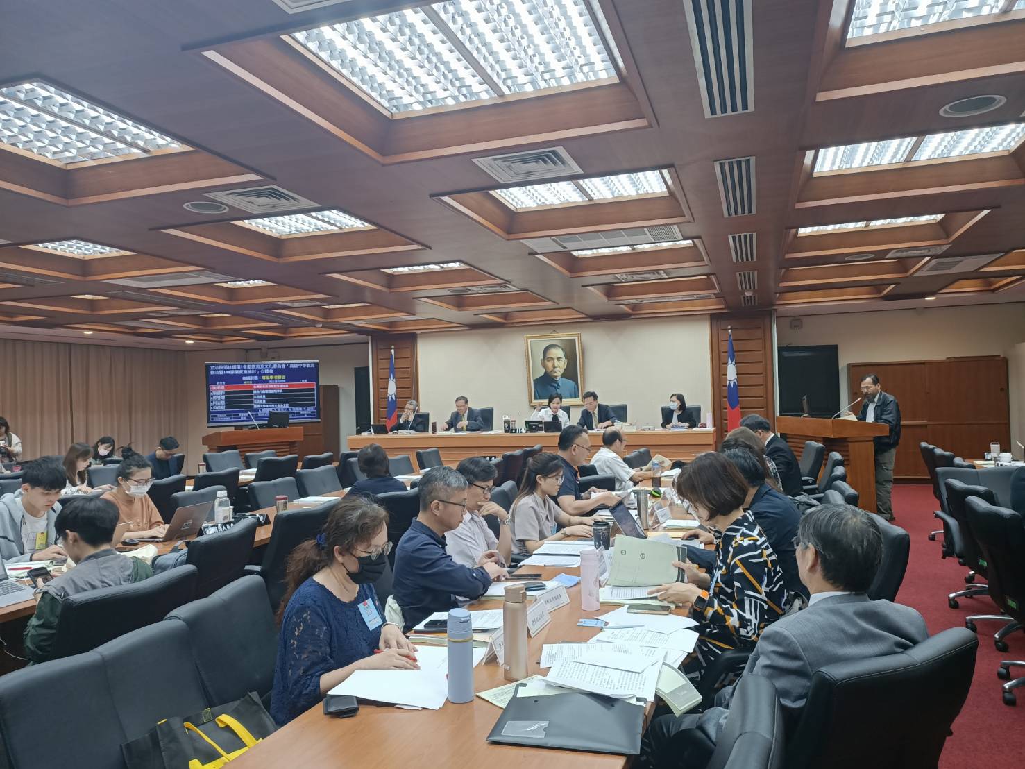 立法院教育文化委員會今日舉辦108課綱公聽會，與會者不滿必修時數減少1/4，以及考招制度導致高三下學期完全荒廢。圖/簡立欣攝