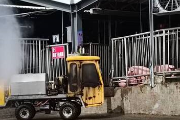 台中市驚傳非洲豬瘟，各地政府紛紛協助養豬場完成消毒，圖為22日雲林肉品市場消毒畫面。圖/中央社