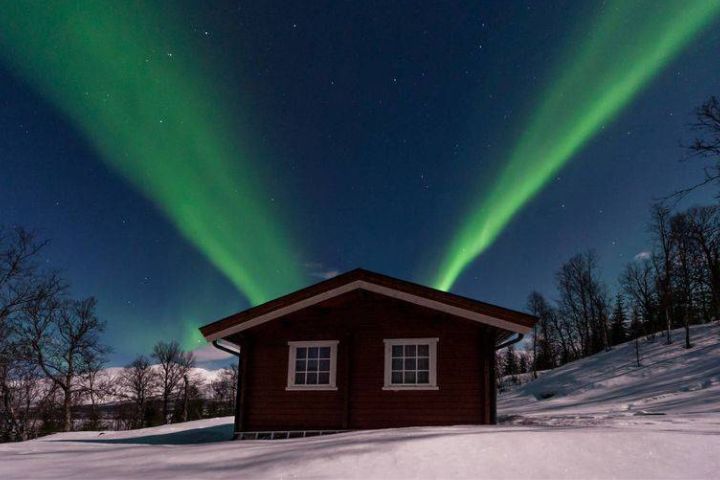 羅瓦涅米（Rovaniemi），聖誕老人的故鄉，世界寄夢的地方。雪中的木屋和極光如絲帶般揮舞，將黑夜點亮成宇宙最溫柔的色彩。圖/開元周遊提供