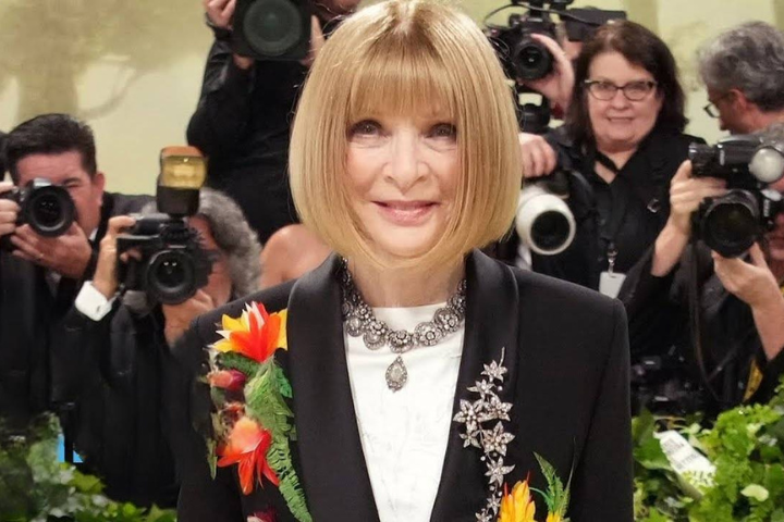 「時尚教母」安娜溫圖擔任美國《VOGUE》總編輯一職37年，26日傳出她將卸任，並尋找接任人選。圖/翻攝自E! News YouTube頻道