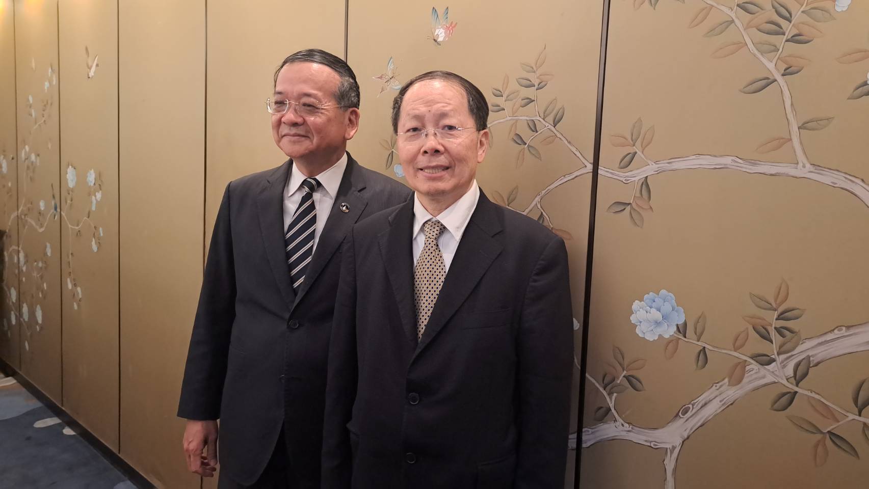 政大國關中心兼任研究員陳德昇(左)、華信統領企管總經理袁明仁(右)23日共同發表上市櫃公司協會會員對川普關稅的民調。圖/記者宋秉忠攝