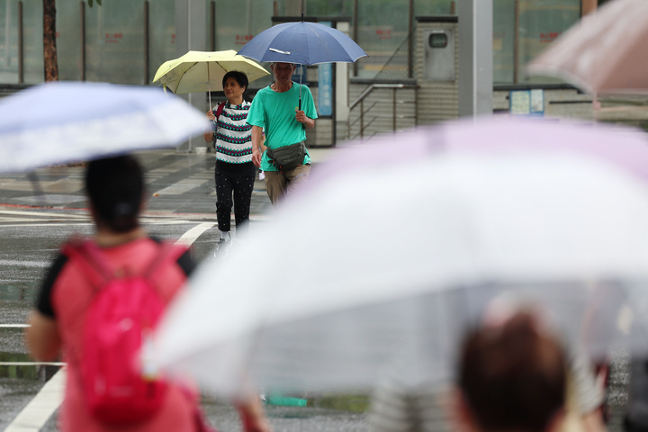 各地水氣仍充沛，天氣濕冷。圖/取自中央社