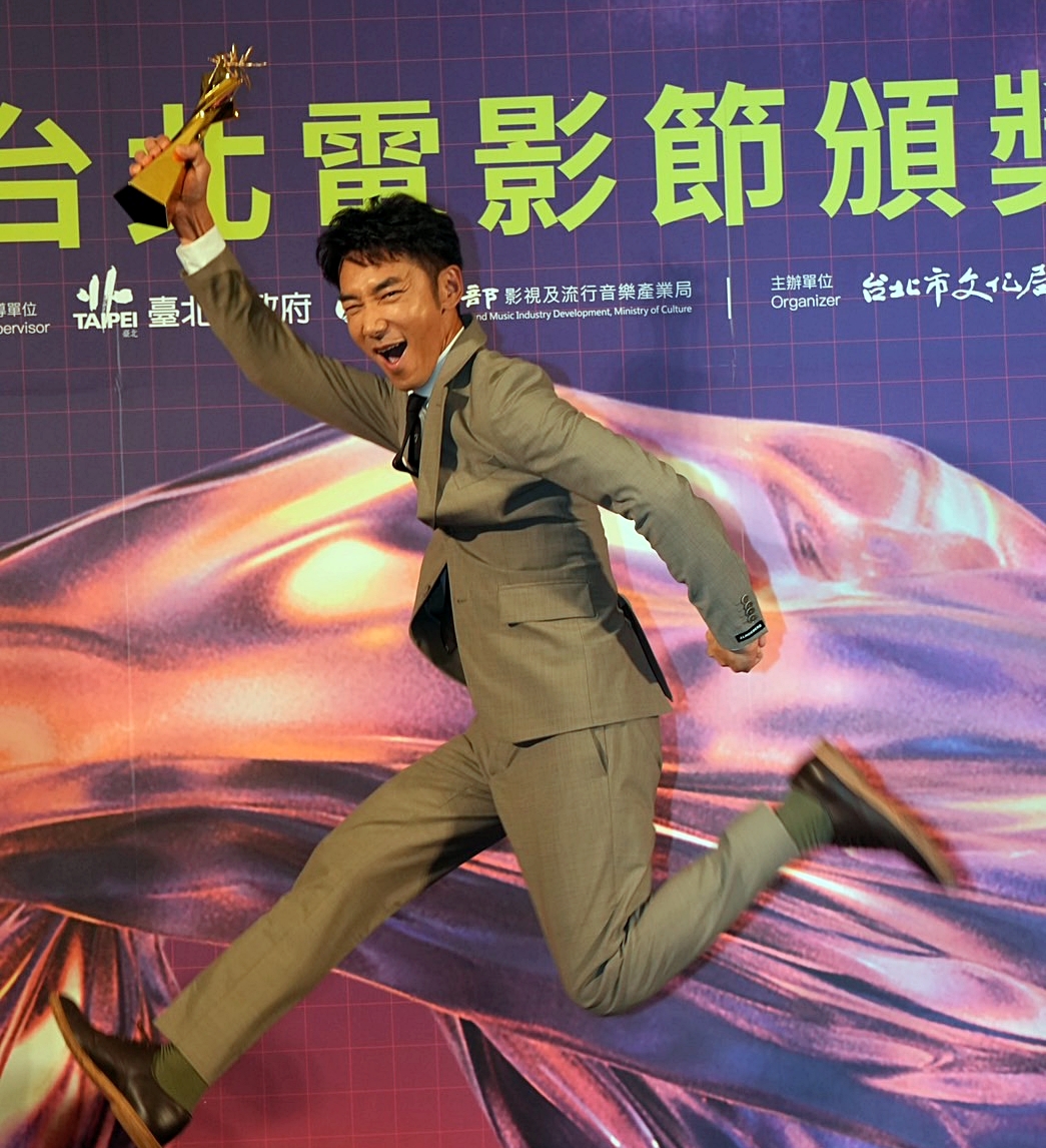 李李仁以《周處除三害》的獨眼陳灰拿下2024台北電影節最佳男配角，到後台仍情緒激動。圖/陳思豪攝