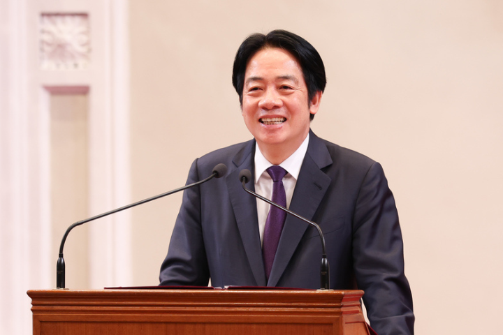 民眾黨立委黃國昌表示，總統賴清德（見圖）說要達成興建13萬戶社會住宅的目標，但上任1年多都還沒有一個具體的核定計劃。圖/中央社