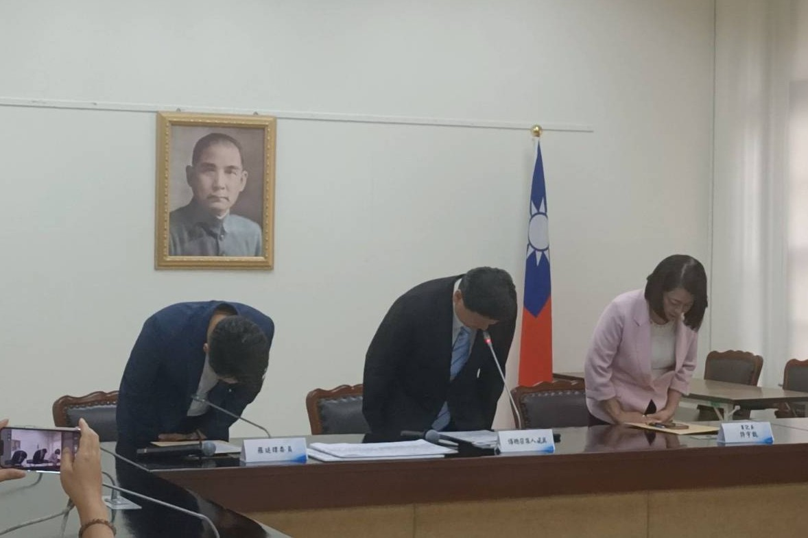 國民黨團為監督賴卓政府而刪凍總統府國務機要費，不料總統府以此為由退訂37家庇護工場1.5萬盒中秋月餅訂單。國民黨團總召傅崐萁(中)1日表示，對於波及庇護工場深感歉意，只要有被總統府棄單的，國民黨團概括承受，總統賴清德不願意做，國民黨團願意來做。說完就與藍委羅廷瑋(左)及國民黨團書記長許宇甄(右)90度鞠躬致歉。圖/記者簡立
