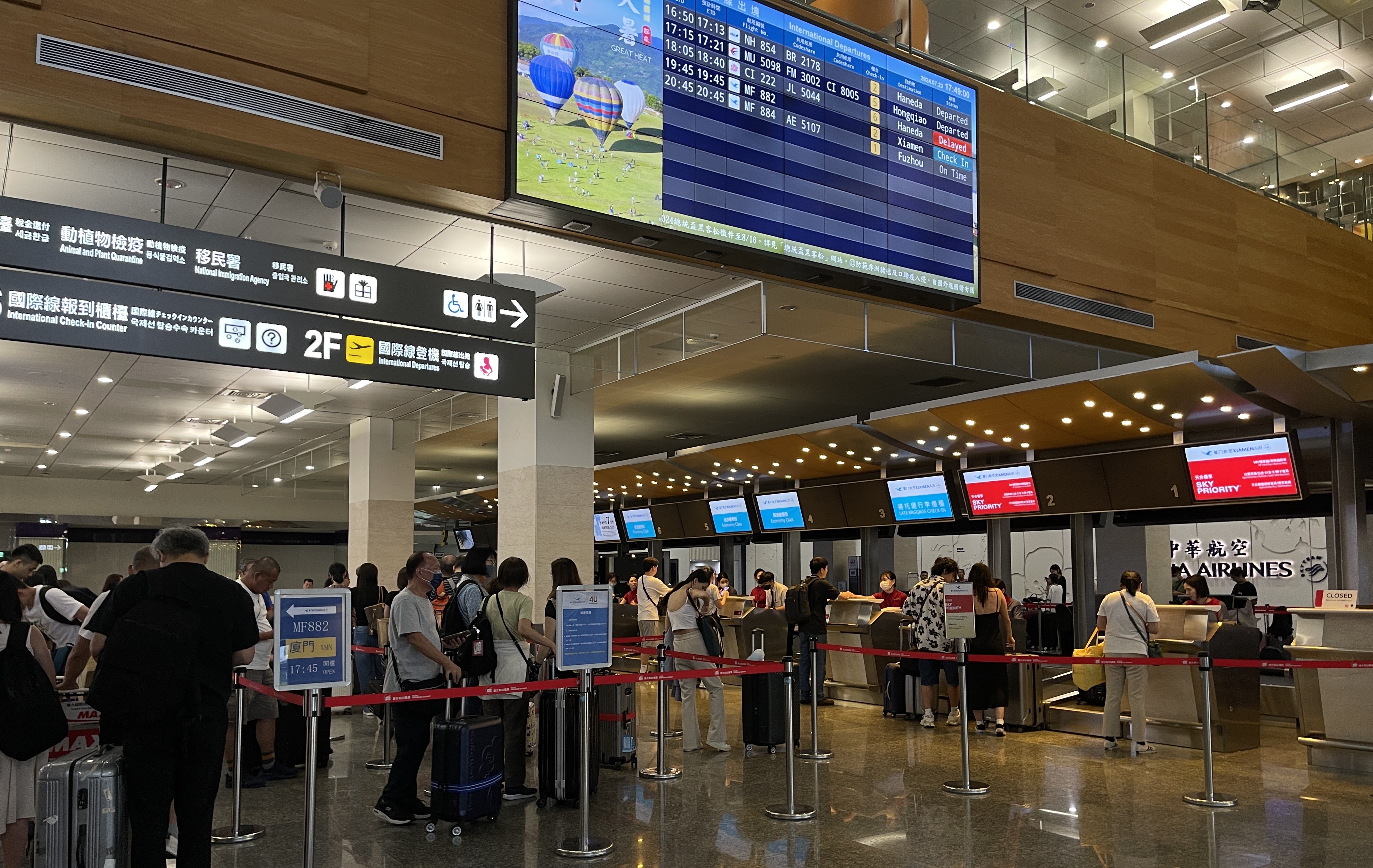 颱風前夕松山機場飛往廈門、福州的航空公司櫃台大排長龍。圖/陳素貞攝