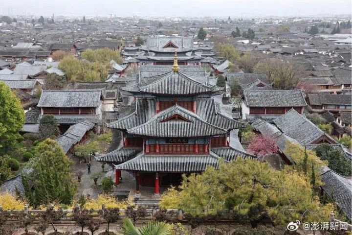 麗江古城維護費制度早於2007年已設立，多透過旅行社「打包代收」，多數團客並無明顯感受。圖/取自澎湃新聞