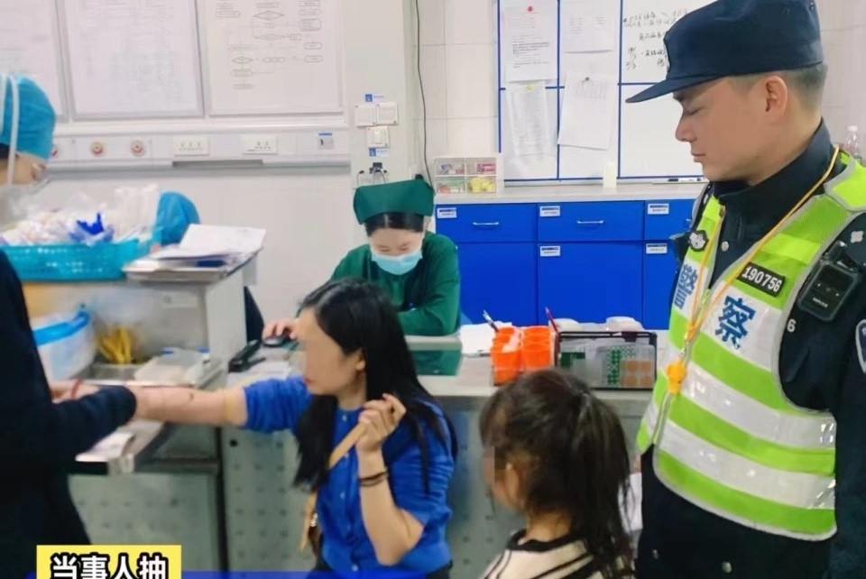 3月23日凌晨0點15分，警察將張女帶到長沙市中心醫院進行抽血送檢。圖/取自長沙市公安局微博影片