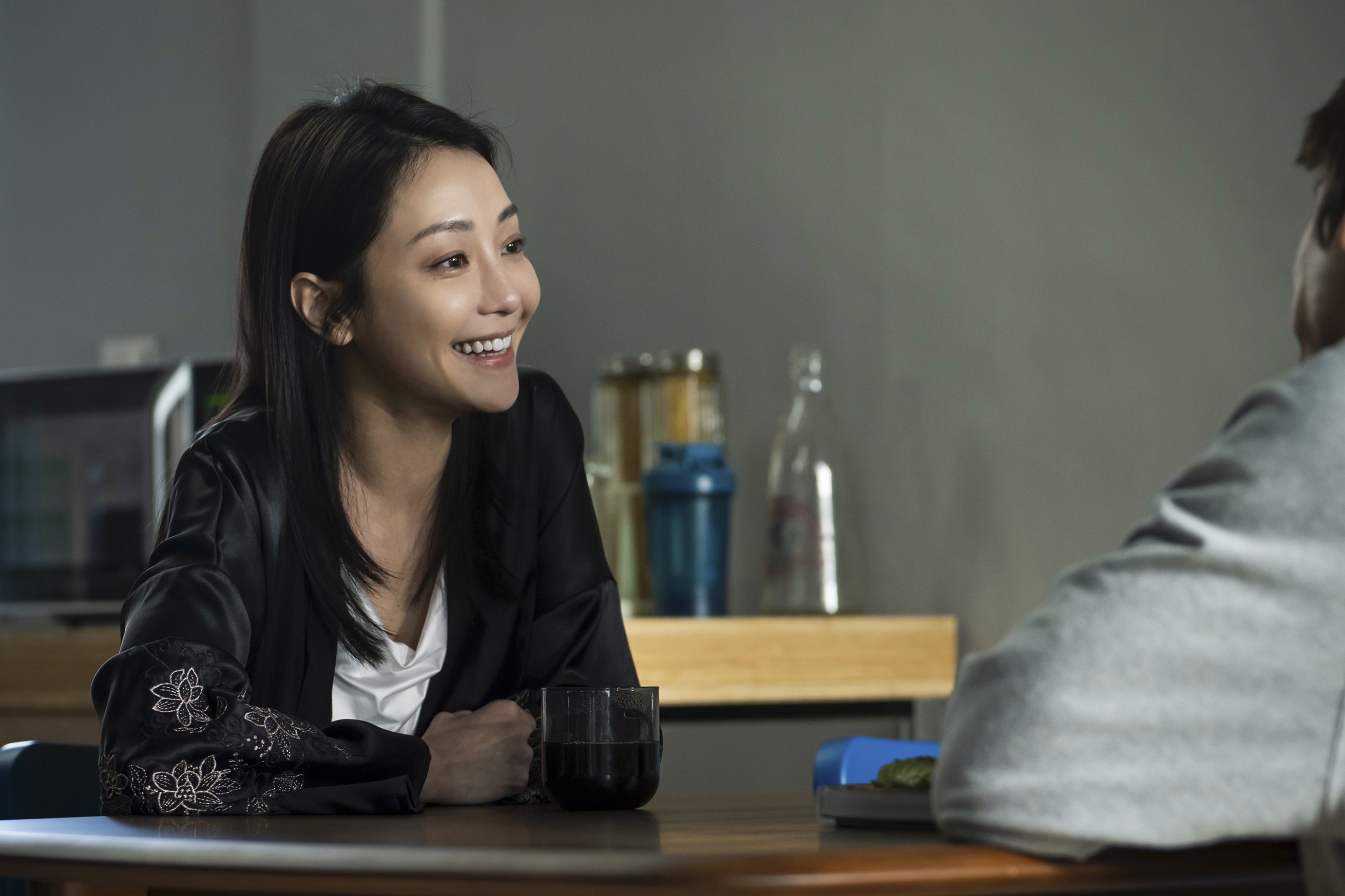 謝欣穎在《愛的噩夢》飾演 愛到迷信，會瞞著對方去求神拜佛的角色。圖/華映娛樂提供