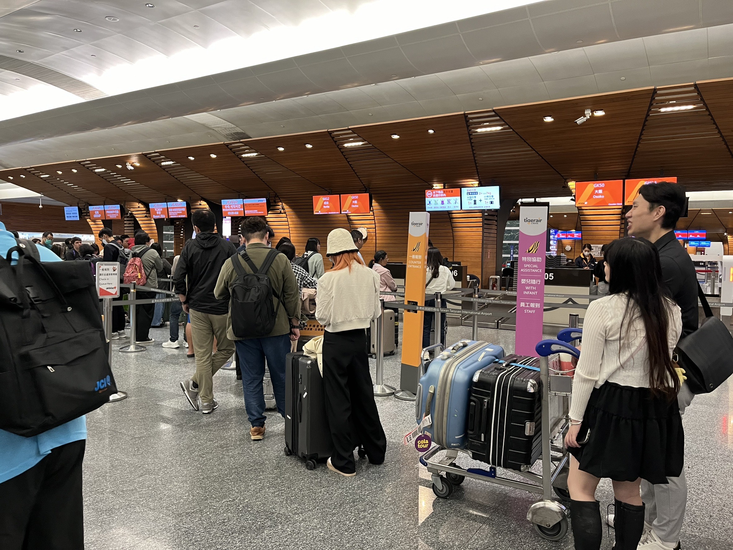 關務署宣布修正「入境旅客攜帶行李物品報驗稅放辦法」，將入境免稅額調高到3.5萬元。圖/讀者提供