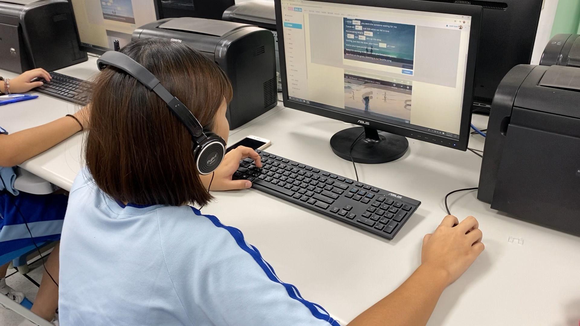 台灣網路教學面臨困境，教育部積極推動「推動中小學數位學習精進方案」。圖/教育部官網