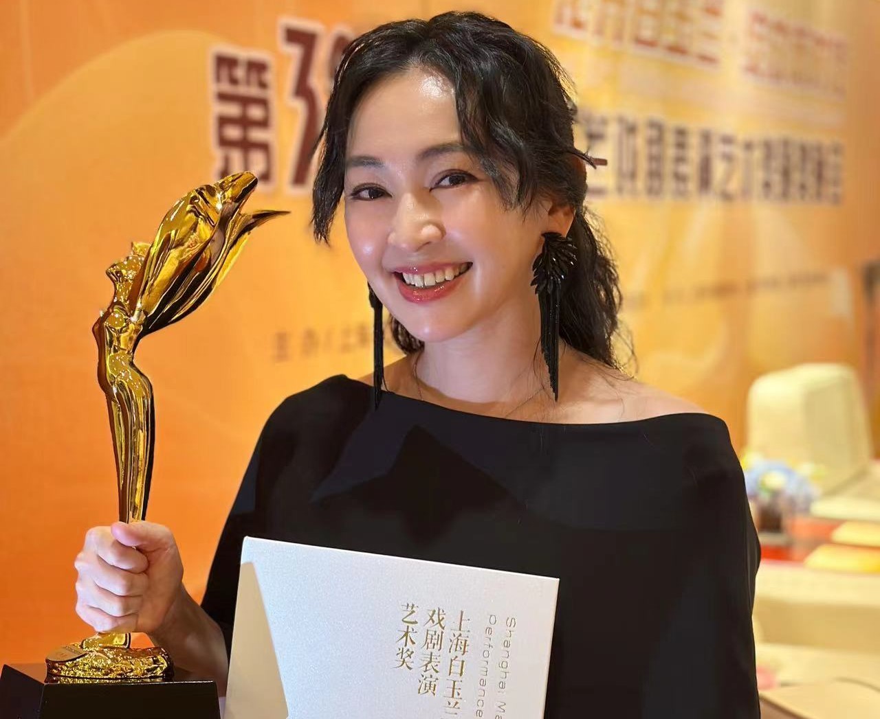 蔡燦得以舞台劇《平如美棠》獲第32屆上海白玉蘭戲劇表演藝術獎配角獎。圖/Asa’s agency提供