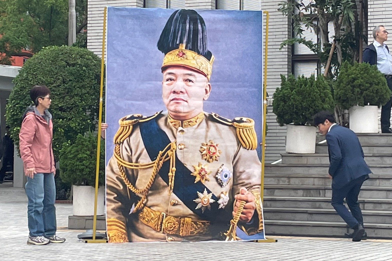 民眾黨將總統賴清德P圖成袁世凱，並做成看板。圖/記者洪子苓攝