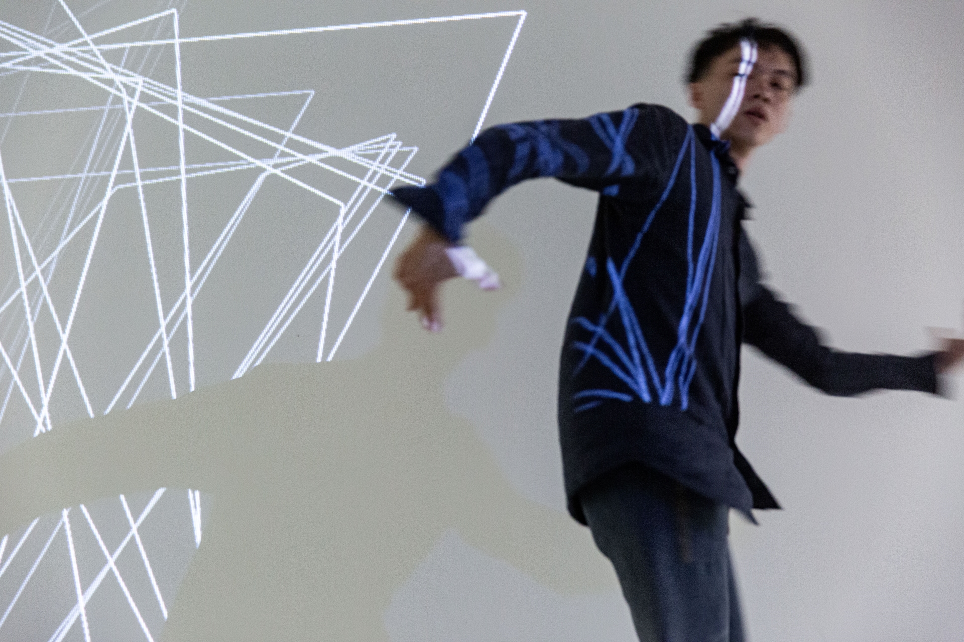 2024北美館日由古名伸創立的古舞團帶來結合移動式的舞蹈展演《漸見》，以及葉廷皓〈邊界〉作品，透過骨架偵測的分析技術，將肢體動作轉譯為節點、網格等幾何圖形。圖/北美館提供