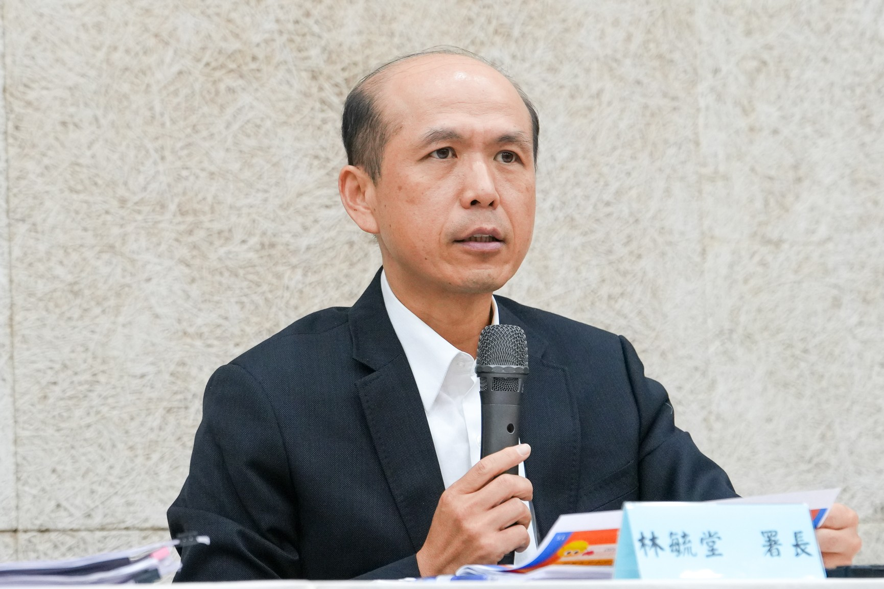 配合《職業安全衛生法》職場霸凌防治新制7月1日施行，勞動部23日公告《職場霸凌防治措施準則》及《地方主管機關受理最高負責人職場霸凌事件申訴處理辦法》2項子法。圖為勞動部職安署林毓堂署長說明相關事宜。圖/職安署提供