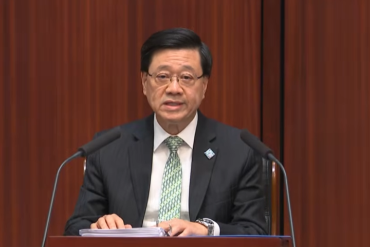 香港特首李家超今日公布香港首個五年規劃（一五規劃，2026至2030年）。圖/取自香港特別行政區立法會YT頻道