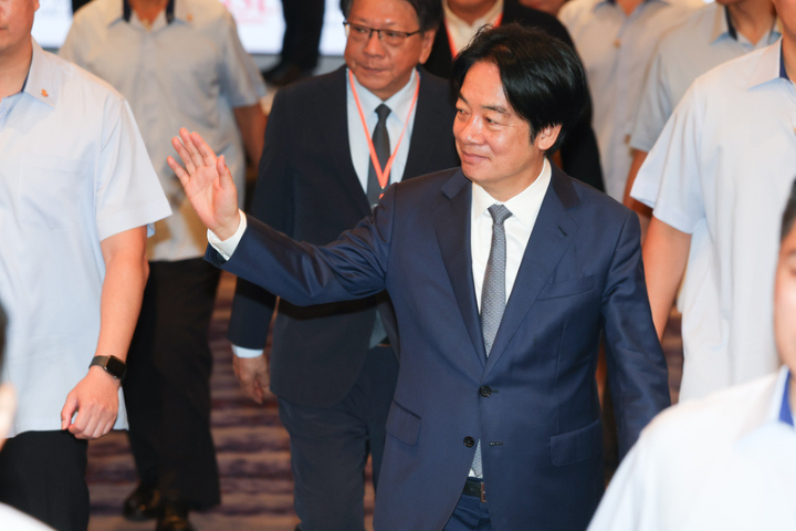 總統賴清德17日宣布，將在尚未審議的116年度中央總預算案歲出增列2357億元，用於明年普發1萬元，打破過往用歲計賸餘、舉債，以及運用特別預算的模式，將普發現金編列在常態預算之內。圖/中央社