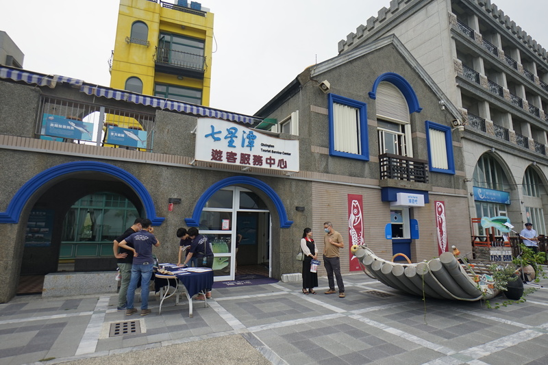 0403大地震後，迄今兩個月後有些觀光景點重新開放，也吸引觀光客到訪。圖為七星潭遊客服務中心5日重新開幕，提供食魚體驗、雙語導覽及遊程預約等。圖／中央社