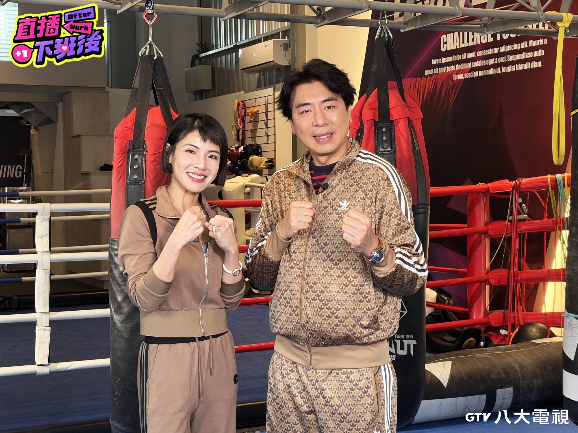 八大電視《直播下班後》主持人梁赫群（圖右）、徐小可（圖左）搭檔主持，直擊直播主生活。圖/八大電視提供