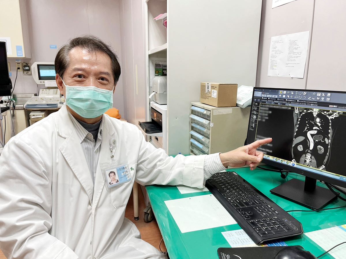 急診室主任鄭清萬醫師說明，高血壓病患若未妥善控制會導致血管品質不良。圖/澄清醫院中港院區提供