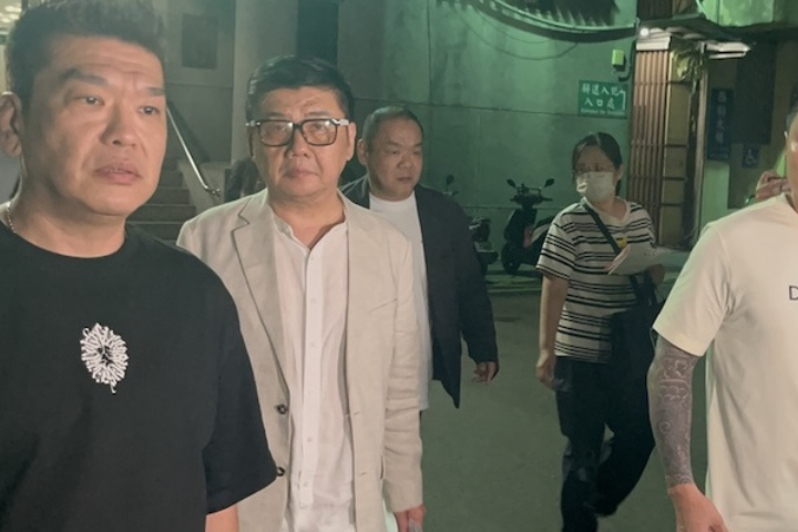 天道盟主「鐵霸」等3人涉博弈金流洗錢案，19日移送新北檢複訊，檢方訊後諭令以100至300萬元交保。圖為「鐵霸」曾盈富（前左2）20日辦保完成，離開新北檢。圖/中央社