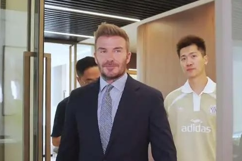 足球明星貝克漢（前）到大陸江蘇爲城市足球聯賽加油，備受關注。圖／取自百度