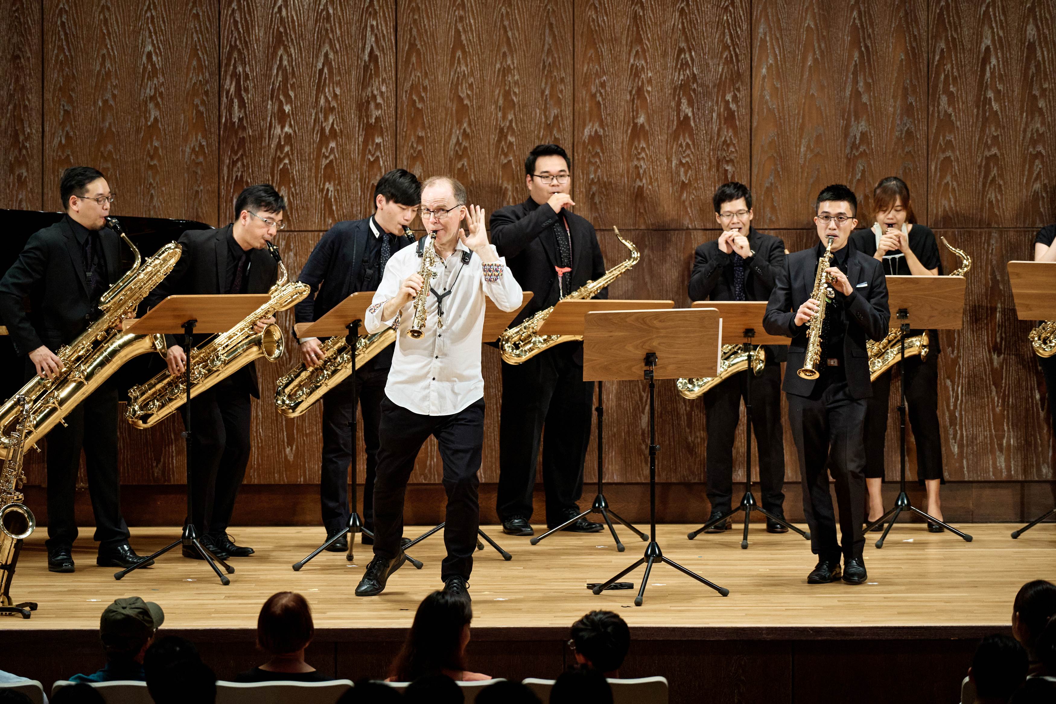 集作曲家與演奏家於一身的法國薩克斯風家菲利浦．蓋斯（前排白衣者），今年5月即將再次來台，掀起一場「蓋式」旋風。圖/米特薩克斯風重奏團提供