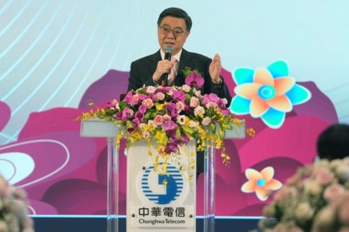 行政院長卓榮泰13日表示，要求國發會將舉辦大型集團結婚列入國營事業的KPI。圖/中央社