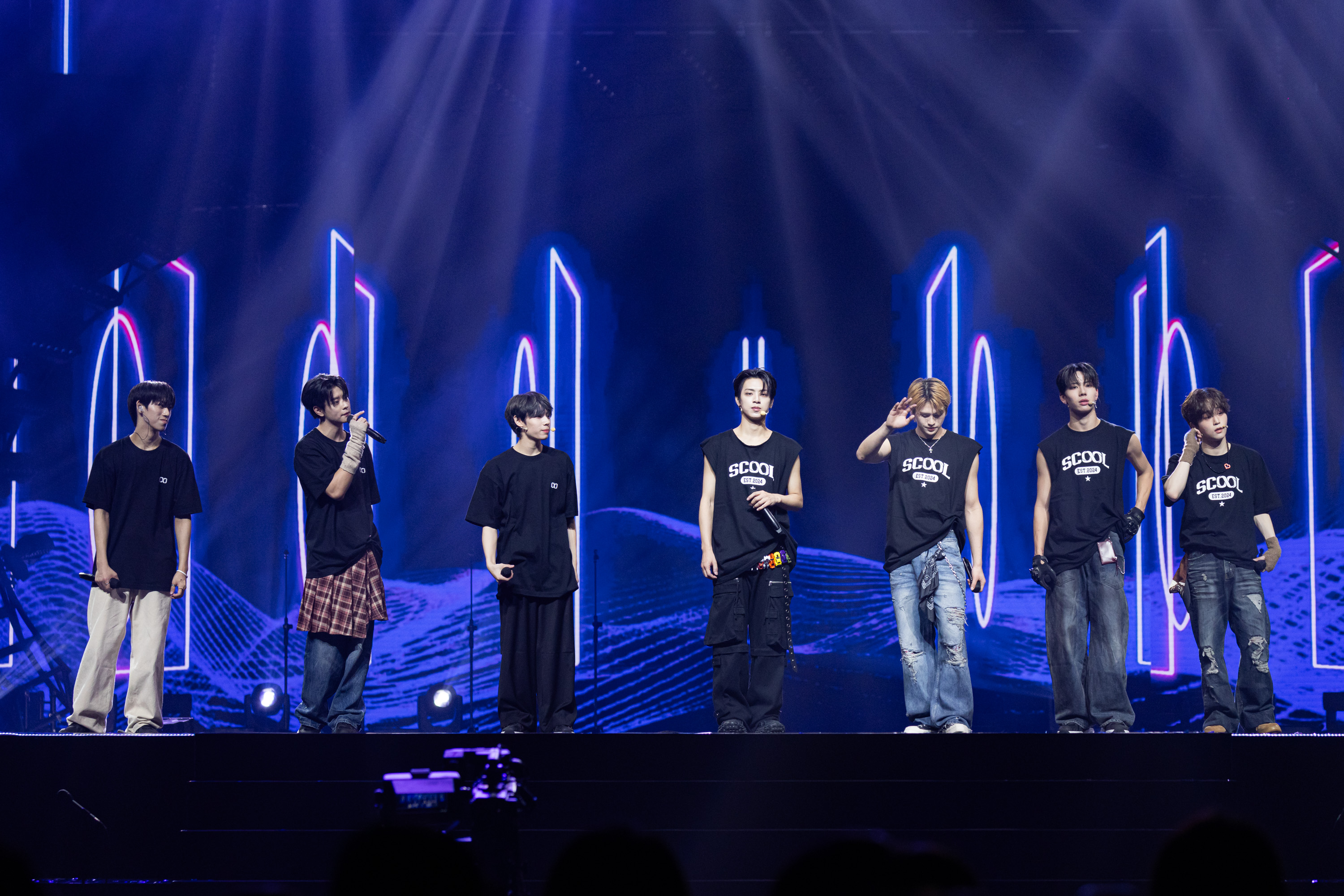 《SCOOL》舉行粉絲演唱會，出道男團7人組彭义翔（左起）、王學駿、帝翁、陳麒文、鄭美祥、陳柏佑、朴鎮佑表演新單曲〈一起走〉。圖/天空娛樂提供
