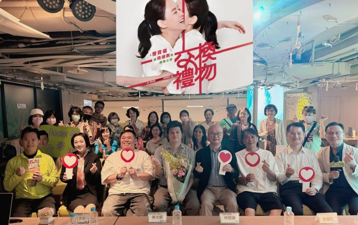  Hi-Q 中華海洋生技總經理陳樹人(右四)於《交換禮物》映後座談會現場合影。圖/ Hi-Q 褐藻生活館提供