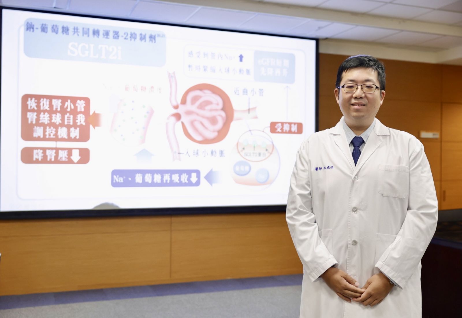 腎臟科林威任醫師說明糖尿病腎病變的五個時期分別出現的症狀。圖/成大醫院提供
