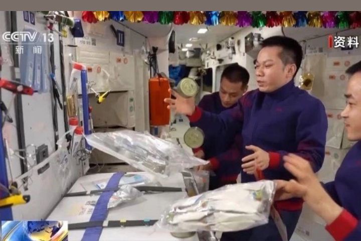 大陸航天食品從早期的「牙膏式、一口吃」食品，進化到現在包含主食、副食、即食食品與調味品。圖/取自央視畫面