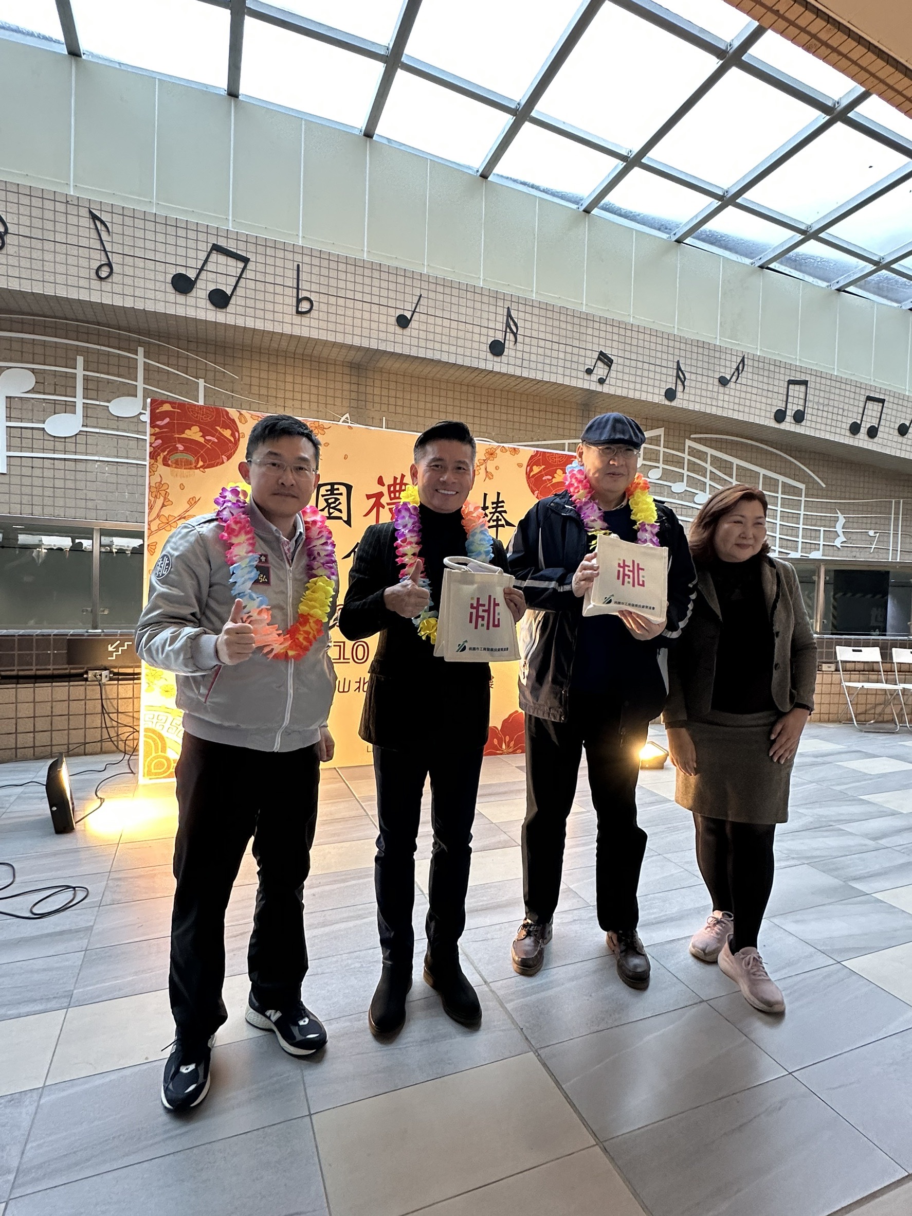 「桃園禮好棒–年貨市集」周末在台北心中山爵士廣場舉辦，圖左至右為桃園市工商發展投資策進會執行長王智弘、台北市議會議長戴錫欽、台北捷運公司董事長趙紹廉。圖／主辦單位提供