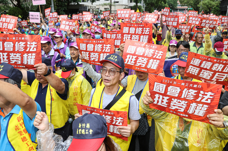 五一勞動節，勞工上街大遊行盼爭取勞權。提升勞工福祉是全球共識，但修法仍須慎重。圖／中央社