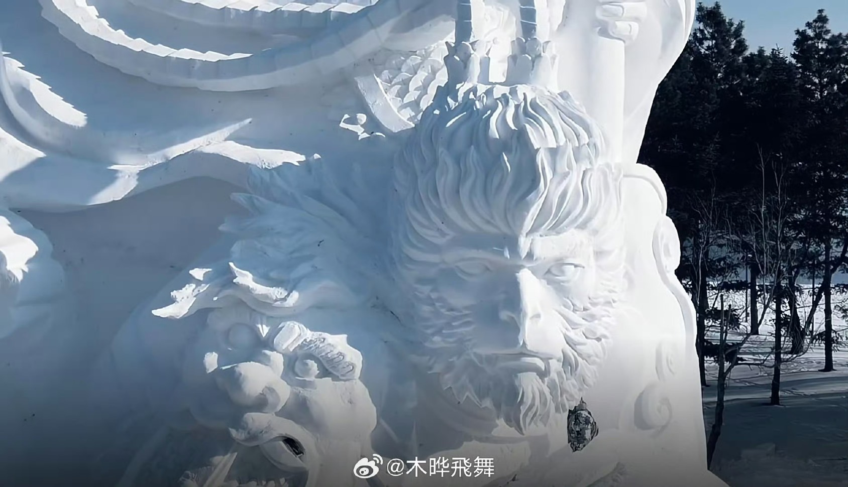 「悟空歸來」雪雕高20公尺，用雪量2400立方公尺。圖/取自木瞱飛舞微博