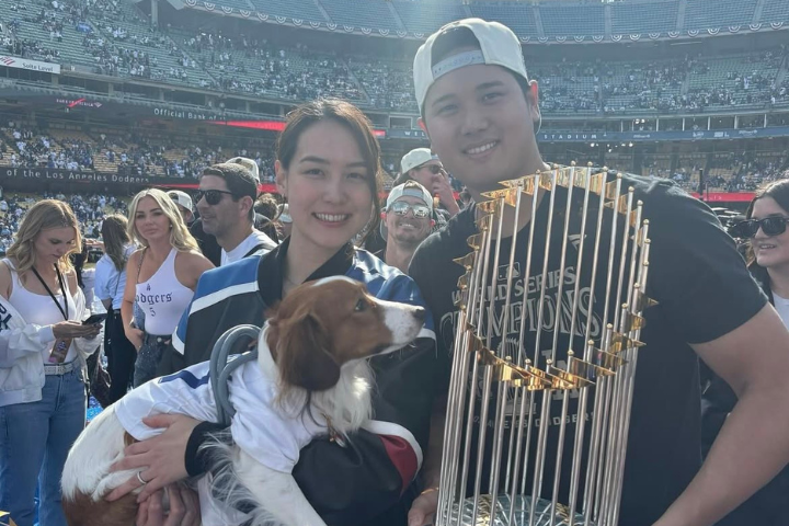 大谷翔平被爆有一位超人氣女演員「N小姐」透過關係邀約吃飯，卻遭到大谷以「我對女演員沒興趣」婉拒。圖為大谷翔平和妻子田中真美子及愛犬「彈額頭」。圖/取自大谷翔平IG