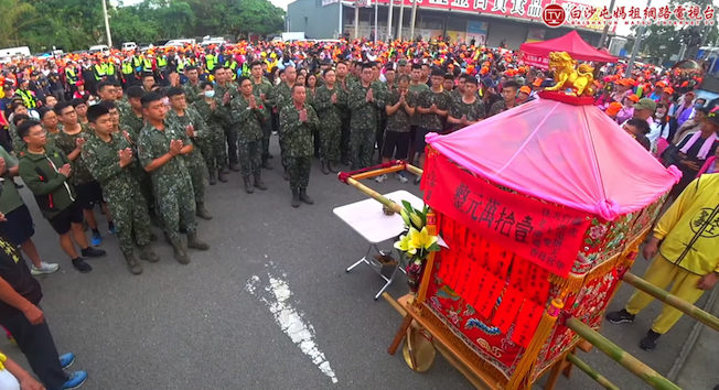 白沙屯媽祖6日上午到雲林大埔營區勞軍。圖／取自白沙屯媽祖網路電視台