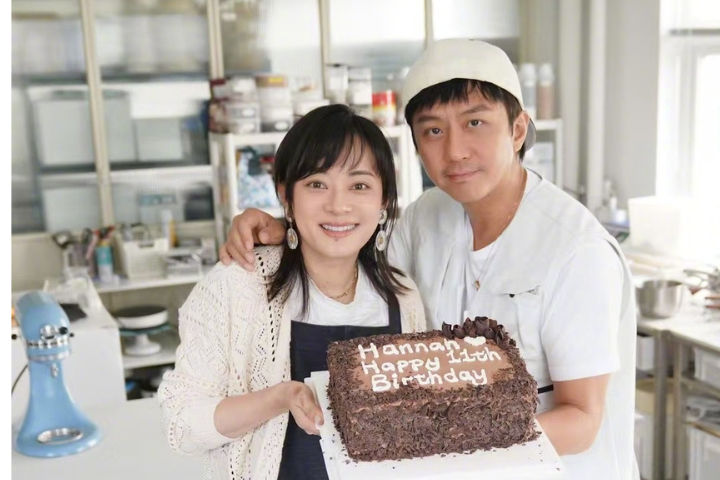 中國一線女星孫儷（左）和同樣是演員的丈夫鄧超（右）被爆移居英國，但官方尚未證實。圖/取自孫儷微博