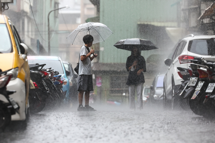 午後雷陣雨範圍縮小，大台北、東北部地區及其他山區有局部短暫雷陣雨。圖/取自中央社