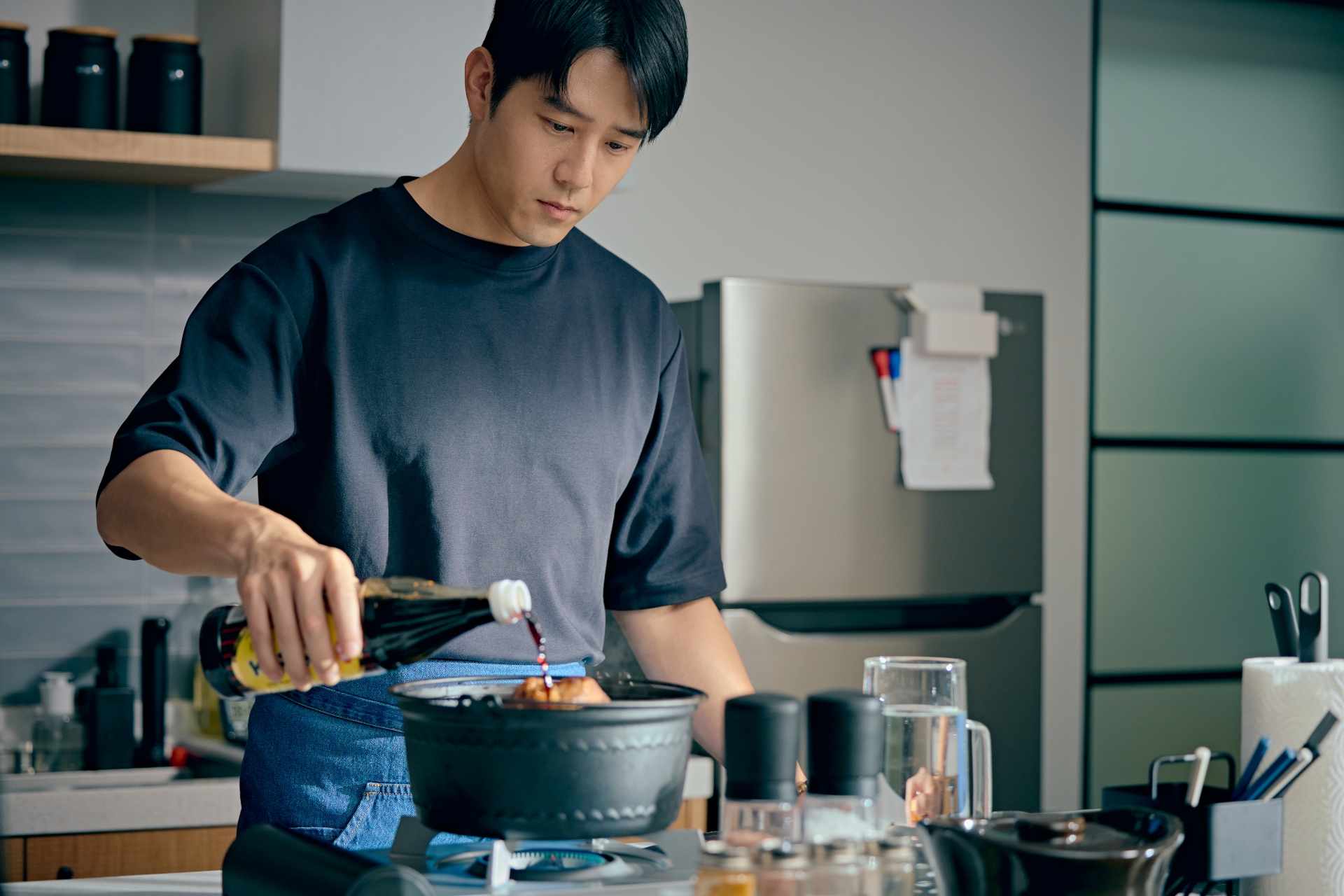 私下愛料理的胡宇威在《好好的吃飯》當中親自上陣，身邊的朋友看了也紛紛跟他點菜，希望他可以重現劇中的料理。圖/公視+提供