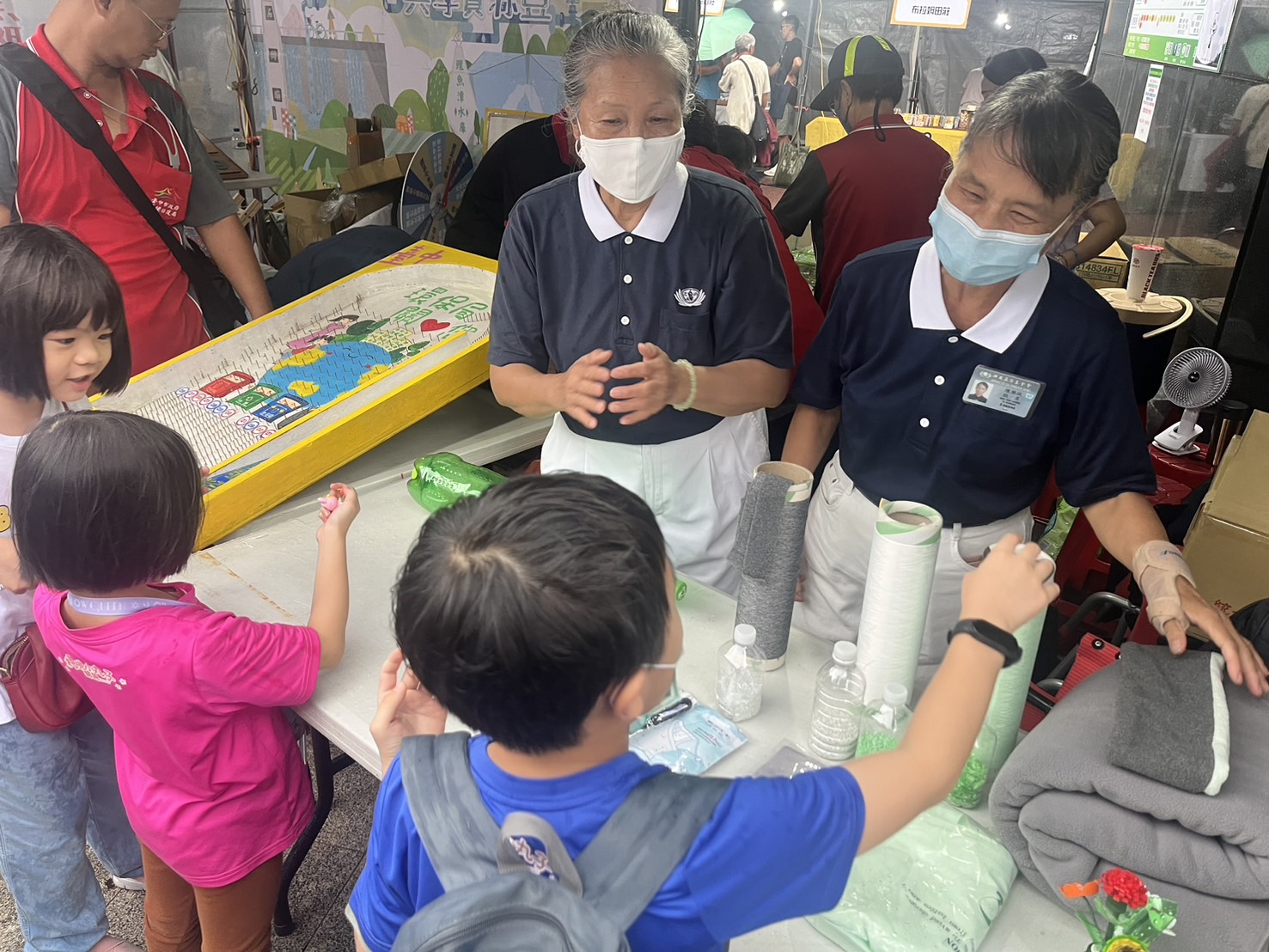台中市政府環保局攜手慈濟將回收保特瓶轉化為時尚衣物。圖/取自台中市政府