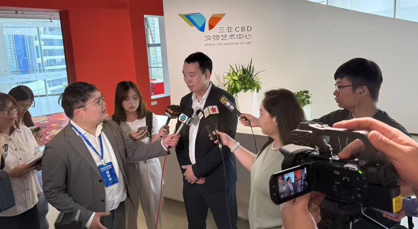 三亞中央商務區管理局總規劃師翟炳哲說明發展現況。圖/張蔭泉攝