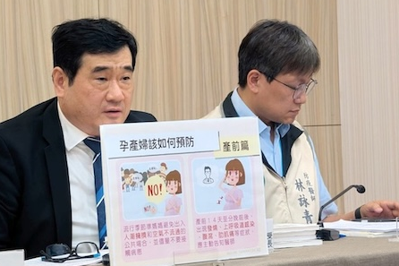 台灣新生兒科醫學會理事長楊生湳（左）17日指出，伊科病毒可以透過胎盤、產道、出生後的接觸傳染，呼籲孕婦生產前2周就不要出入擁擠場所。圖／中央社