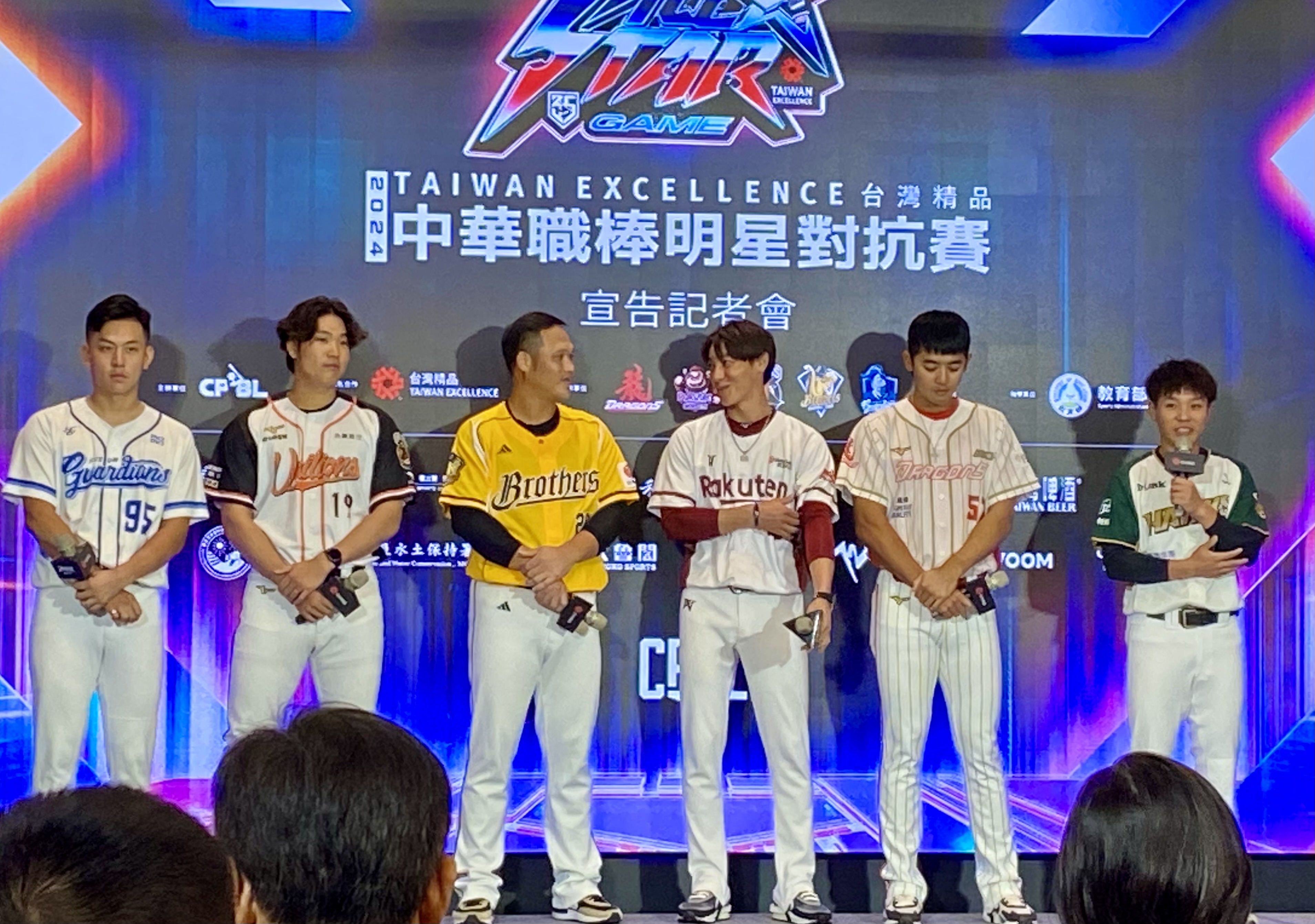 中華職棒明星賽記者會包括富邦悍將戴培峰、統一7-ELEVEn獅隊古林睿煬、中信兄弟陳俊秀、樂天桃猿陳晨威、味全龍拿莫·伊漾與台鋼雄鷹葉保弟參加，喊話球迷投票。圖/田瑜萍攝