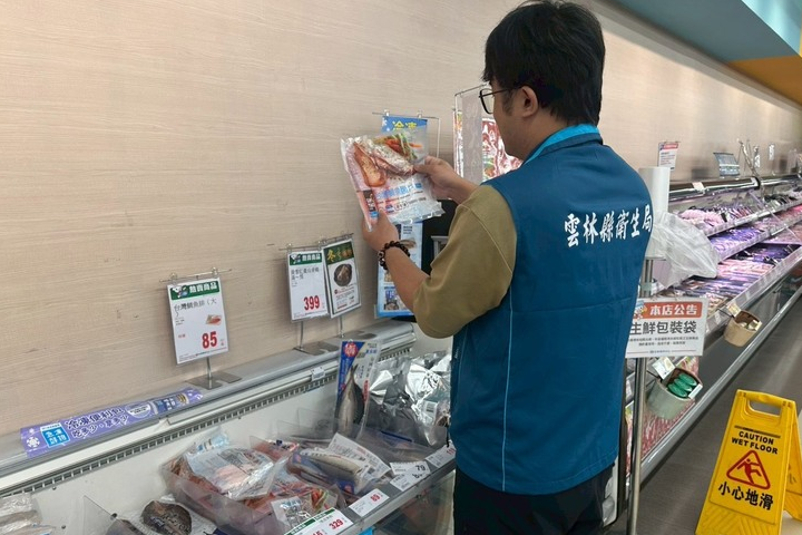圖為雲林縣衛生局派員前往全聯在縣內38家販售點稽查，確認商品下架的畫面。（雲林縣政府提供）圖／中央社