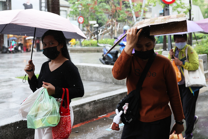 持續受到低壓帶及西南風影響，各地降雨機率偏高。圖/取自中央社